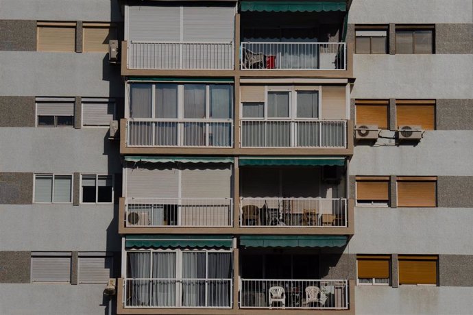 Archivo - La fachada de un edificio de viviendas vista desde el mirador del Poble Sec.