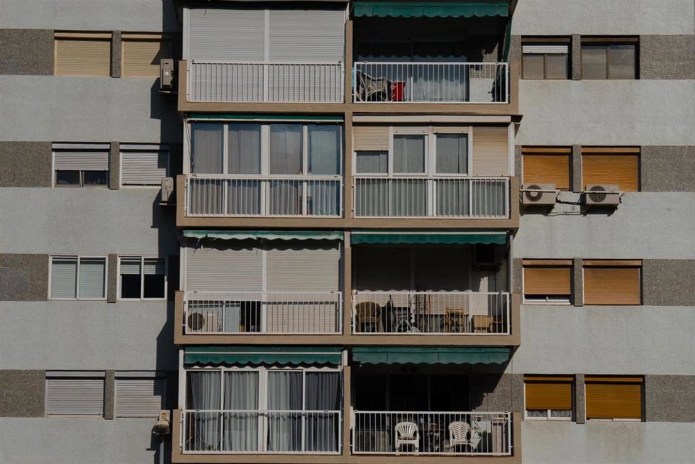 Archivo - La fachada de un edificio de viviendas vista desde el mirador del Poble Sec.