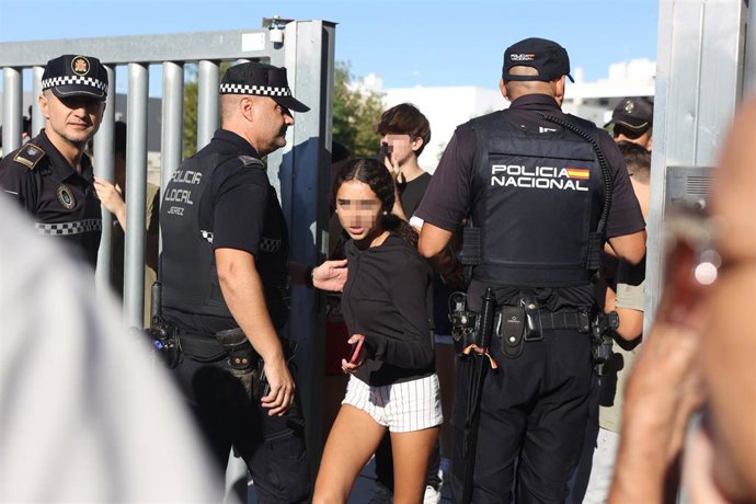 Una alumna sale del  Instituto de Educación Secundaria (IES) Elena García Armada de Jerez de la Frontera (Cádiz) donde un menor ha herido a profesores y alumnos con un arma blanca.