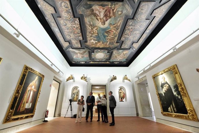 El consejero de Turismo, Cultura y Deporte, Arturo Bernal, en el Museo de Bellas Artes donde ya se exhibe de manera permanente el techo de Juan de Arguijo.