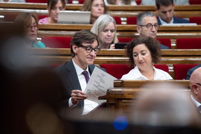 El líder del PSC, Salvador Illa y la portavoz del PSC en el Congreso, Alícia Romero, durante el Debate de Política General de la legislatura, en el Parlament de Catalunya, a 26 de septiembre de 2023, en Barcelona, Catalunya (España). 