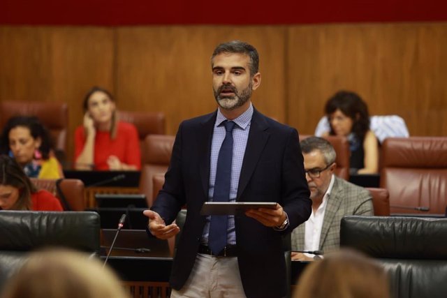 El consejero de Sostenibilidad, Medio Ambiente y Economía Azul, Ramón Fernández-Pacheco, en el Parlamento.