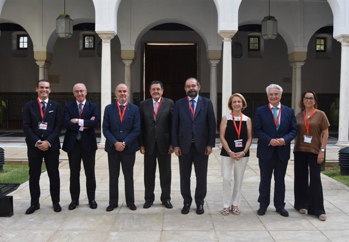 Foto de familia tras la aprobación del proyecto de ley de reconocimiento de la Universidad CEU Fernando III.
