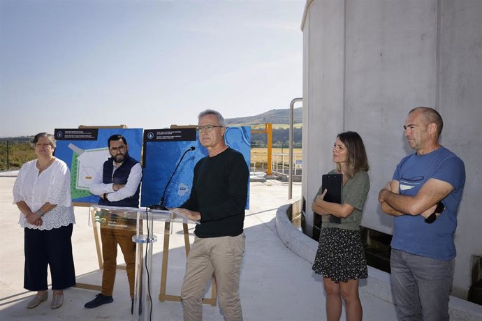 Representantes del Gobierno de Navarra, de Servicios de la Comarca de Pamplona y de las entidades locales visitan el nuevo sistema de depuración de aguas residuales de Ciriza, Echarri y Bidaurreta.