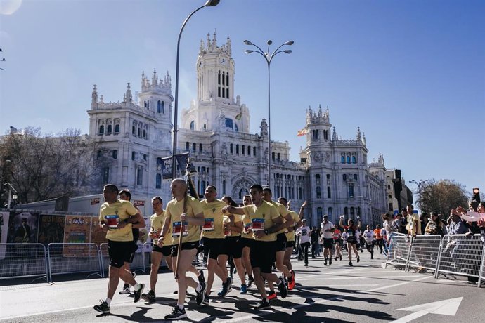 Archivo - Un grupo de corredores en la pasada edición del Medio Maraton de Madrid.