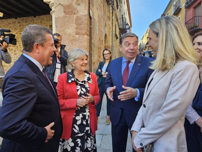 El presidente de C-LM, Emiliano García-Page; la alcaldesa de Sigüenza, María Jesús Merino; el ministro de Agricultura, Pesca y Alimentación, Luis Planas; y la comisaria de Cohesión y Reformas de la UE, Elisa Ferreira