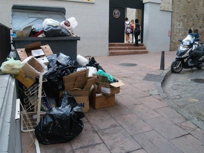 Archivo - Imagen de archivo de un contenedor en una calle de Ceuta