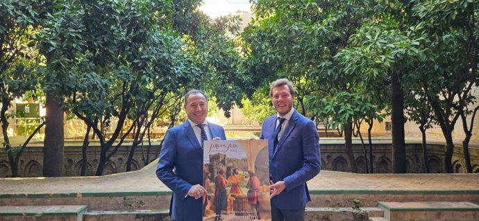 El delegado del Gobierno de la Junta y el alcalde de Los Molares, en la presentación del cartel de la Feria de la Seda, en la Delegación del Gobierno andaluz.