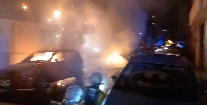 Imágenes del incendio que ha afectado a varios coches.