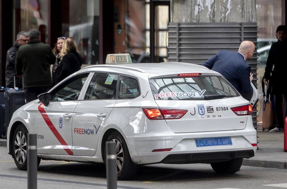 Archivo - Un hombre baja de un taxi en el exterior de la estación Puerta de Atocha-Almudena Grandes