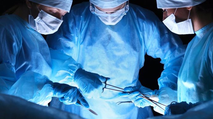 Imagen de recurso de un equipo de cirujanos en una operación de trasplante.