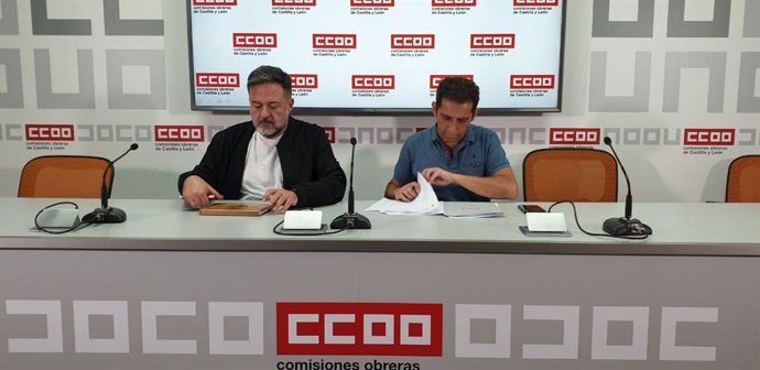 El secretario general de CCOO Castilla y León, Vicente Andrés, junto al eurodiputado de Izquierda Unida, Manu Pineda, durante una rueda de prensa celebrada este jueves en la sede del sindicato en Valladolid