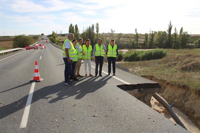 La presidenta de la Diputación conoce los daños de la carretera TO-1927, en Chozas de Canales, tras la DANA.