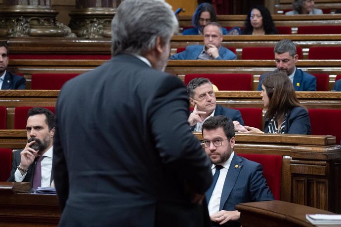 El presidente de Junts en el Parlament, Albert Batet (c), durante el tercer Debate de Política General de la legislatura, en el Parlament de Catalunya, a 27 de septiembre de 2023, en Barcelona, Catalunya (España). El debate arrancó ayer, 26 de septiembr