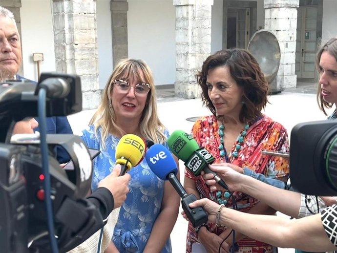 Las dipuatadas del PSOE Eugenia Góemz de Diego (i) y Ana Belén Álvarez, en declaraciones a la prensa