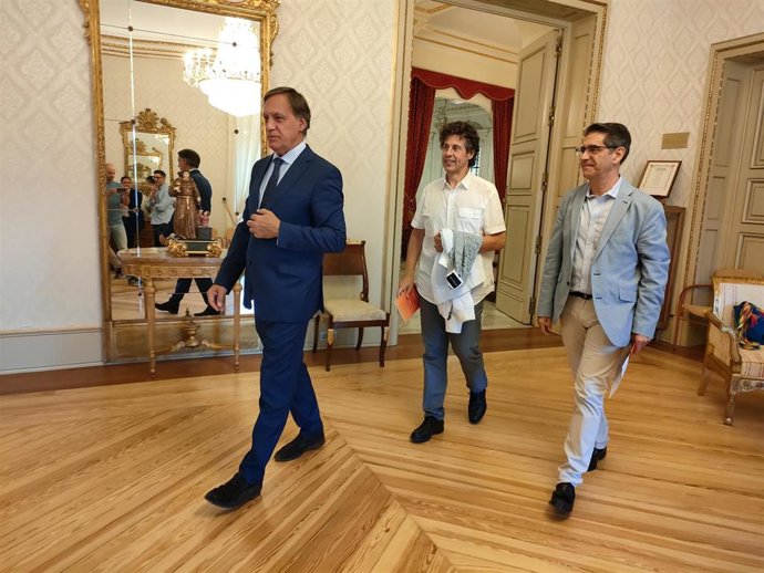 El alcalde de Salamanca, Carlos García Carbayo, el director musical Cristóbal Soler y el gerente de la orquesta de RTVE, Manuel Ventero, de izquierda a derecha, en Salamanca