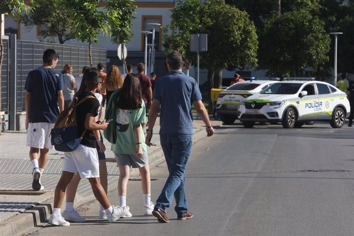 Alumnos salen del Instituto de Educación Secundaria Elena García Armada de Jerez tras la agresión a profesores.