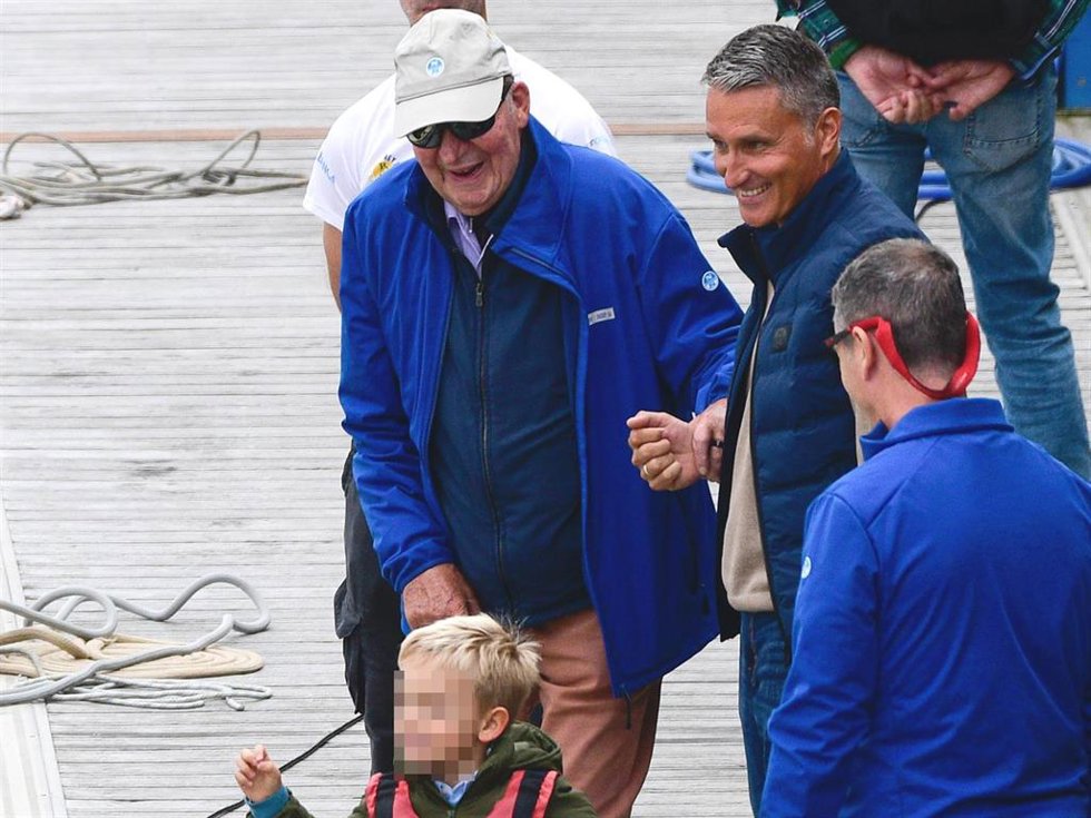Don Juan Carlos, mirando a Carlitos Zurita con una gran sonrisa