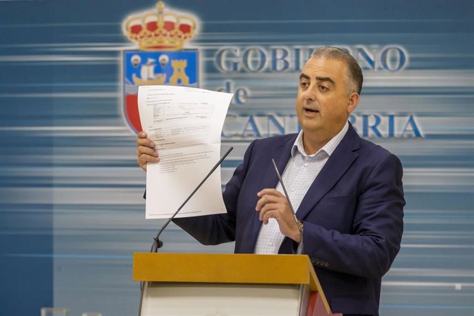 El consejero de Fomento, Ordenación del Territorio y Urbanismo, Roberto Media, en rueda de prensa.