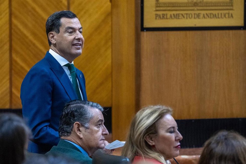 El presidente de la Junta de Andalucía, Juanma Moreno interviene  la sesión de control al Gobierno en la segunda jornada del Pleno del Parlamento andaluz. A 14 de septiembre de 2023, en Sevilla (Andalucía, España). Sesión de Control al Gobierno con preg