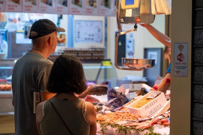 Archivo - Puestos de alimentos en el Mercado de la Encarnación. Imagen de archivo.