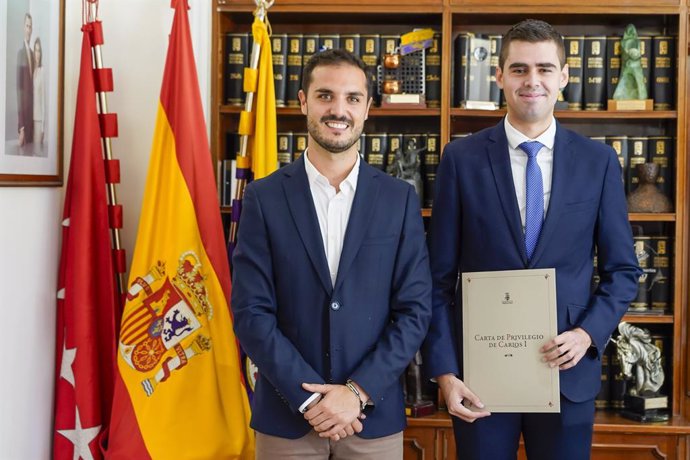 El alcalde de Torrejón, Alejandro Navarro Prieto, recibe al torrejonero, Roberto Gutiérrez, finalista de los Premios Jóvenes Juristas.