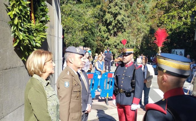El coronel jefe del Regimiento Príncipe número 3 y comandante militar de Asturias, Pedro Luis Gutiérrez Alcalá, junto a la delegada del Gobierno, Delia Losa, y el alcalde de Oviedo, Alfredo Canteli.