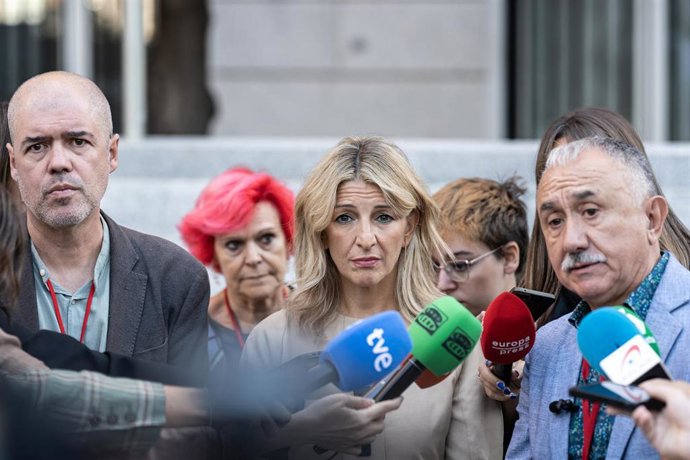 El secretario general de UGT, Pepe Álvarez (1d), atiende a medios a su saluda del Comité de Dirección y Ejecutivo de la Confederación Europea de Sindicatos (CES), en el Ministerio de Asuntos Exteriores, Unión Europea y Cooperación. 