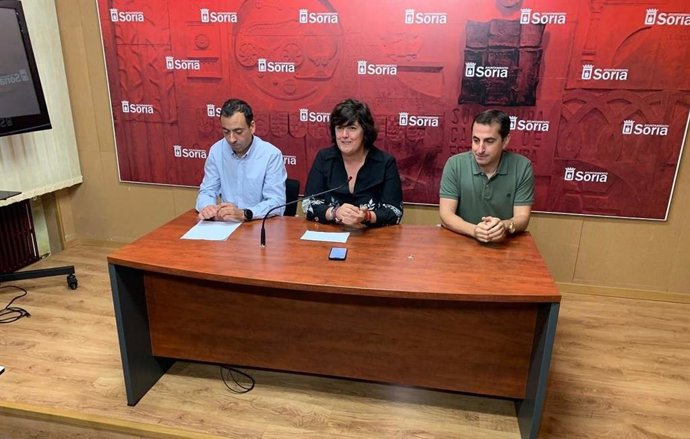 De izda  a dcha, Fernando Baena, Ana Alegre y Alberto Martín explican la nueva gestión de residuos textiles en Soria