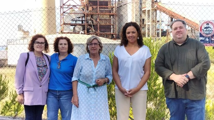 La portavoz del PSIB en el Consell de Mallorca, Catalina Cladera, junto con otros socialistas del Ayuntamiento de Alcúdia