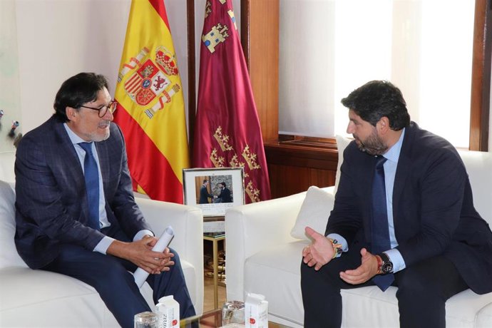 El presidente de la Comunidad, Fernando López Miras, se reúne con el doctor Ricardo Robles, coordinador regional de trasplantes
