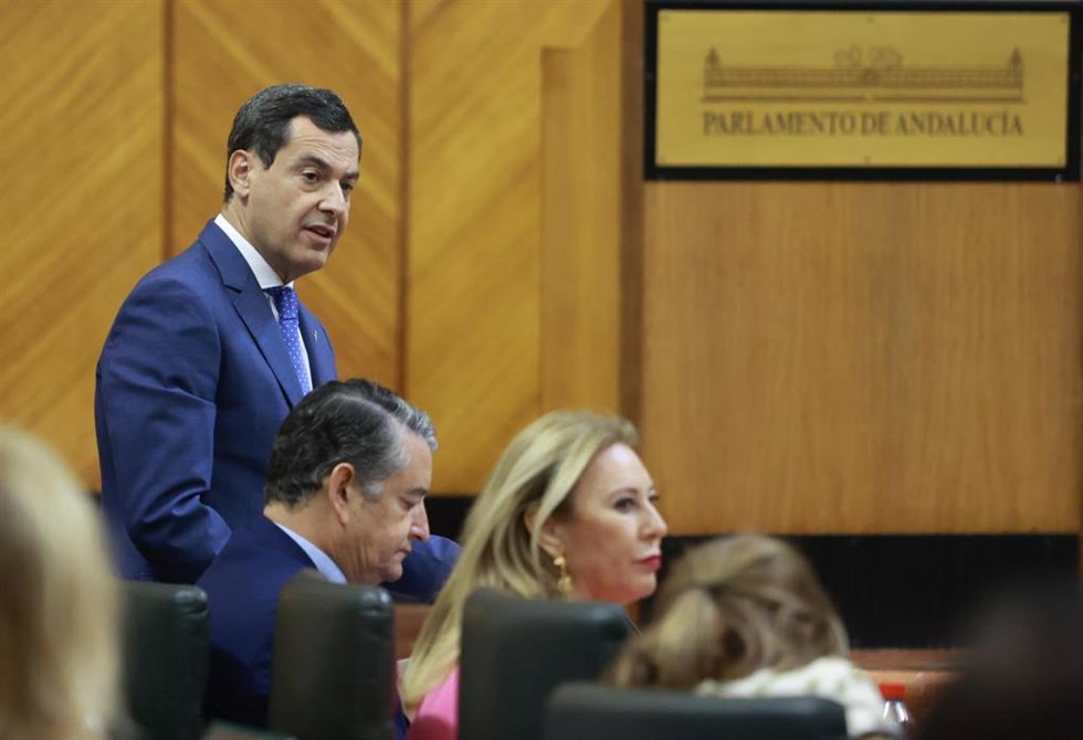 El presidente de la Junta de Andalucía, Juanma Moreno, este jueves en el Pleno del Parlamento de Andalucía.