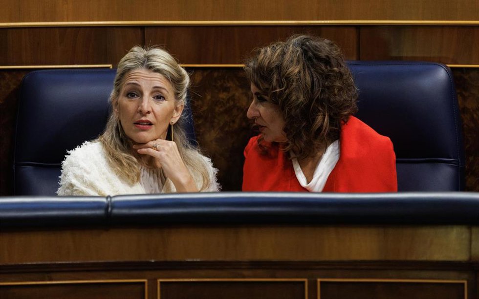 Archivo - La vicepresidenta segunda y ministra de Trabajo y Economía Social, Yolanda Díaz (i), y la ministra de Hacienda y Función Pública, María Jesús Montero (d).