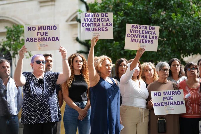 Concentración de repulsa por el último asesinato machista ocurrido en el barrio de la Macarena, en Sevilla.