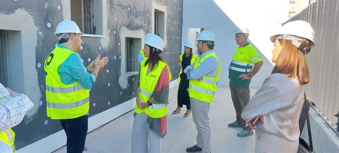 La delegada de Empleo, Empresa y Trabajo Autónomo, María Dolores Gálvez (centro), visita las obras de la nueva oficina del SAE de Puente Genil.