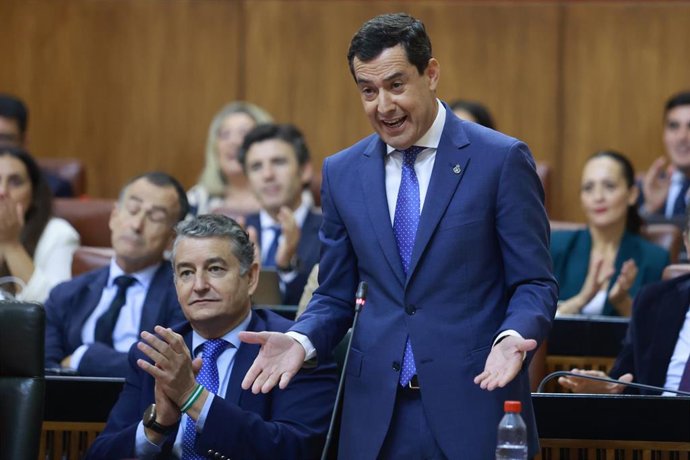 El presidente de la Junta de Andalucía, Juanma Moreno interviene la sesión de control al Gobierno a 28 de septiembre de 2023, en Sevilla (Andalucía, España). Sesión de Control al Gobierno con preguntas de los grupos parlamentarios al presidente de la Ju