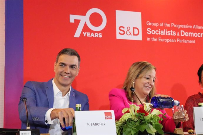 El presidente del gobierno en funciones y secretario general del PSOE, Pedro Sánchez junto a la portavoz de los eurodiputados socialistas, Iratxe García.