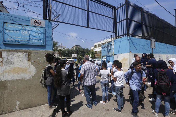 Archivo - Un grupo de niños entra a una escuela de la Agencia de Naciones Unidas para los Refugiados de Palestina en Oriente Próximo (UNRWA) en la capital de Líbano, Beirut