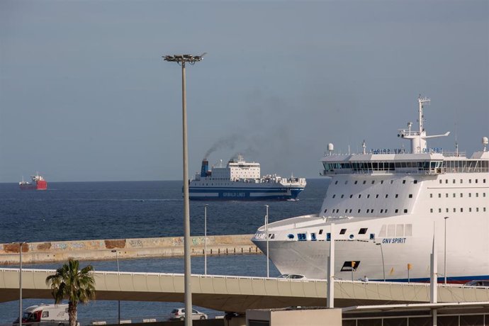 Archivo - Dos cruceros en la terminal de cruceros del Puerto de Barcelona.