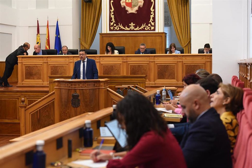 El consejero de Educación, Amador Pastor, comparece en el pleno de las Cortes.