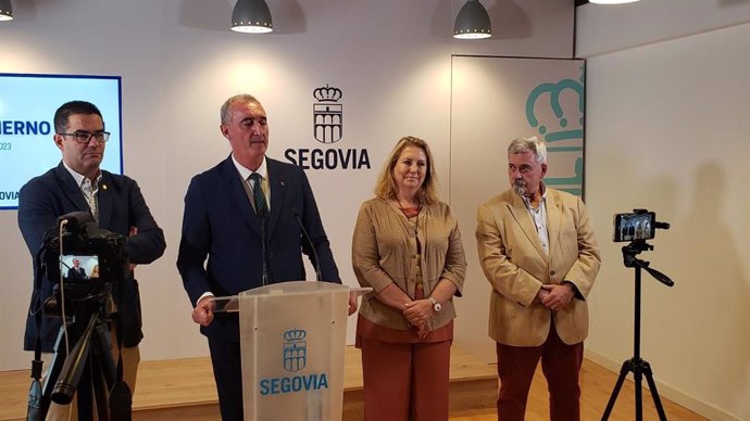 El alcalde Mazarías, con el concejal de Obras, José Horcajo (izda), la concejal de Turismo, May Escobar, y el concejal de Urbanismo, González-Salamanca