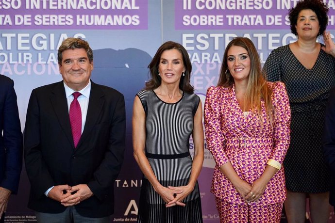 La reina Letizia durante la apertura del II Congreso Internacional de Trata de Seres Humanos Humanos acompañada por el ministro en funciones de Inclusión, Seguridad Social y Migraciones, José Luis Escrivá, y la fundadora de Betania, Begoña Arana Álvarez.