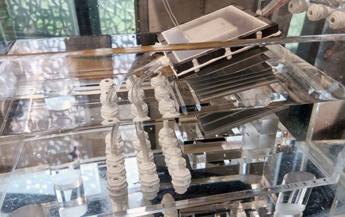 Un prototipo inclinado de diez etapas está ubicado en un depósito "parecido a un barco".