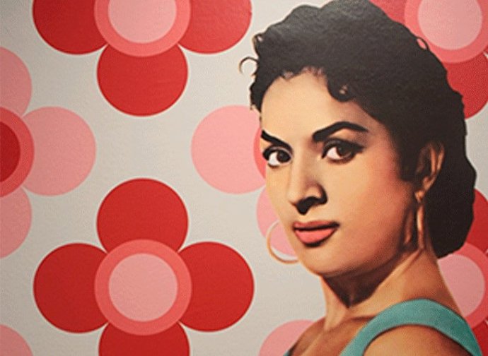 Montaje de la Exposición dedicada a Lola Flores en la Biblioteca Nacional.