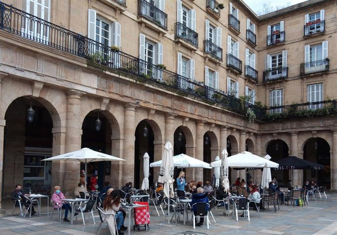 Archivo - Clientes en una terraza en la Plaza Nueva de Bilbao