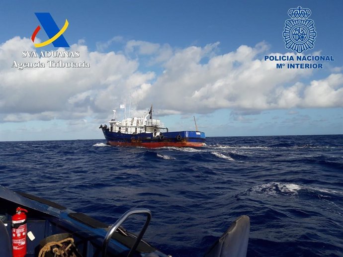 Momento del abordaje en aguas próximas a Cabo Verde de una tonelada de cocaína con destino a España.