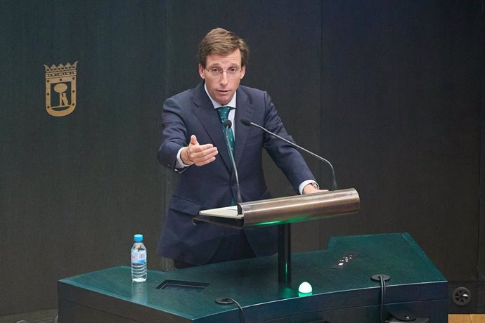 El alcalde de Madrid, José Luis Martínez-Almeida, interviene durante el Pleno del Ayuntamiento de Madrid, en el Palacio de Cibeles