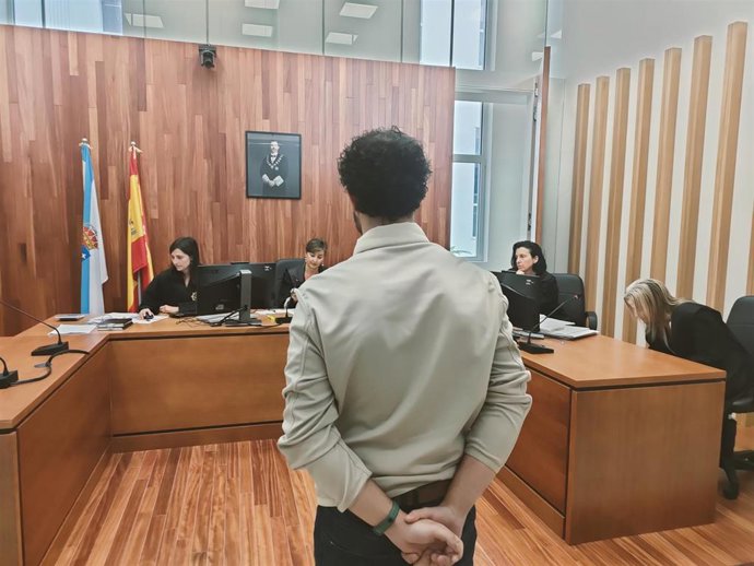 Un mozo xulgado na sala Penal 3 de Vigo, que foi condenado a 22 meses de prisión por un delito de 'sexting' e outro de abuso sexual sobre unha menor de idade inferior a 16 anos.
