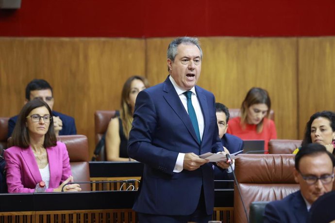 El secretario general del PSOE de Andalucía y Portavoz del Grupo Parlamentario Socialista, Juan Espadas, durante su intervención en la sesión de control al Gobierno,  a 28 de septiembre de 2023, en Sevilla (Andalucía, España). Sesión de Control al Gobie