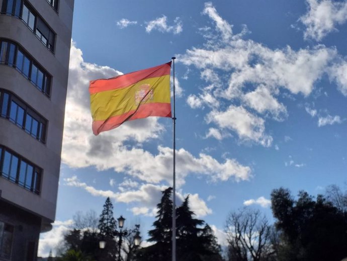Archivo - Bandera de España en Oviedo.